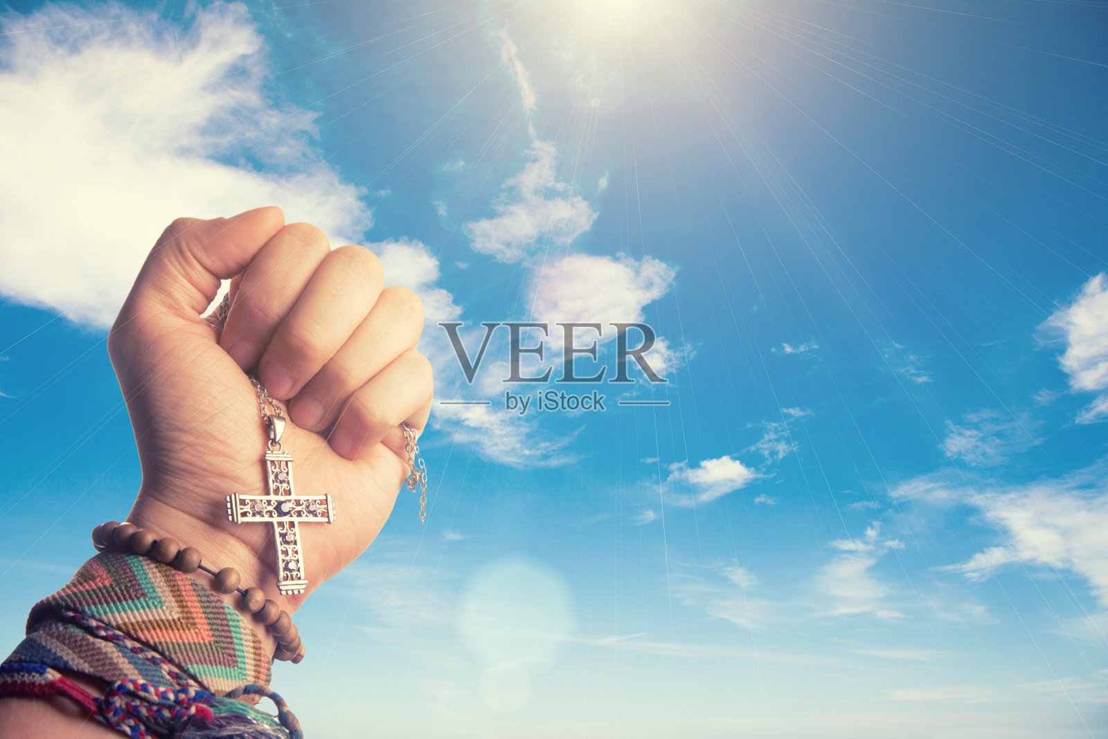 手持基督教十字架照片摄影图片