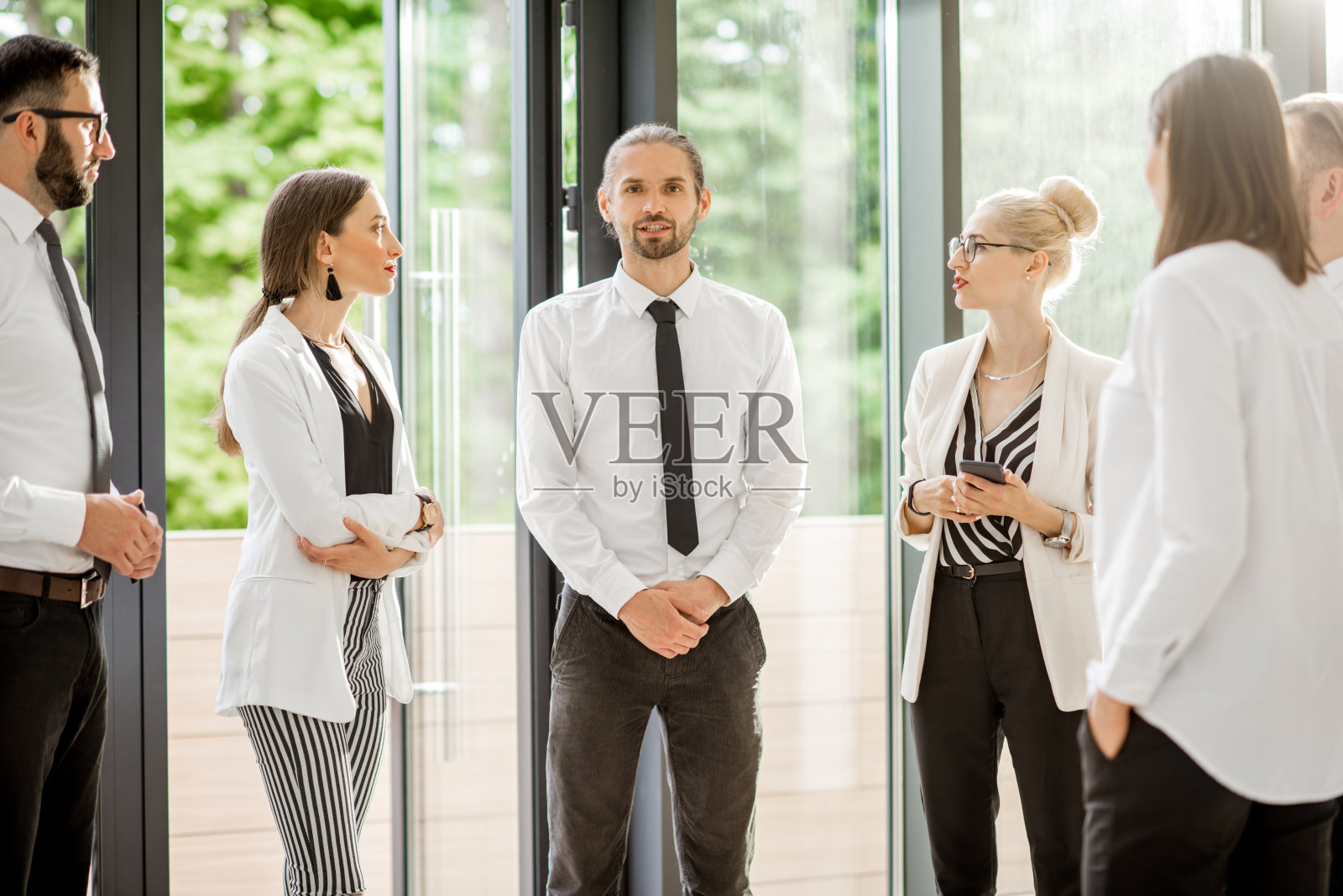 商务人士在室内交谈照片摄影图片