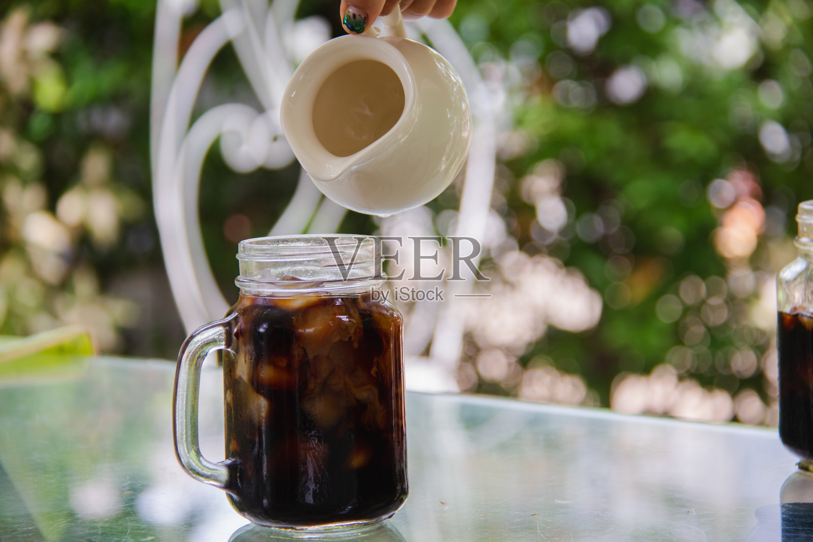 黑咖啡，放在玻璃杯里加冰照片摄影图片