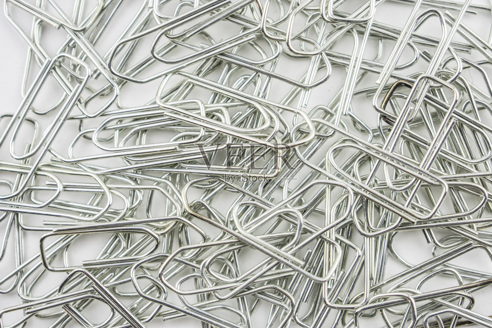 回形针白色背景。照片摄影图片