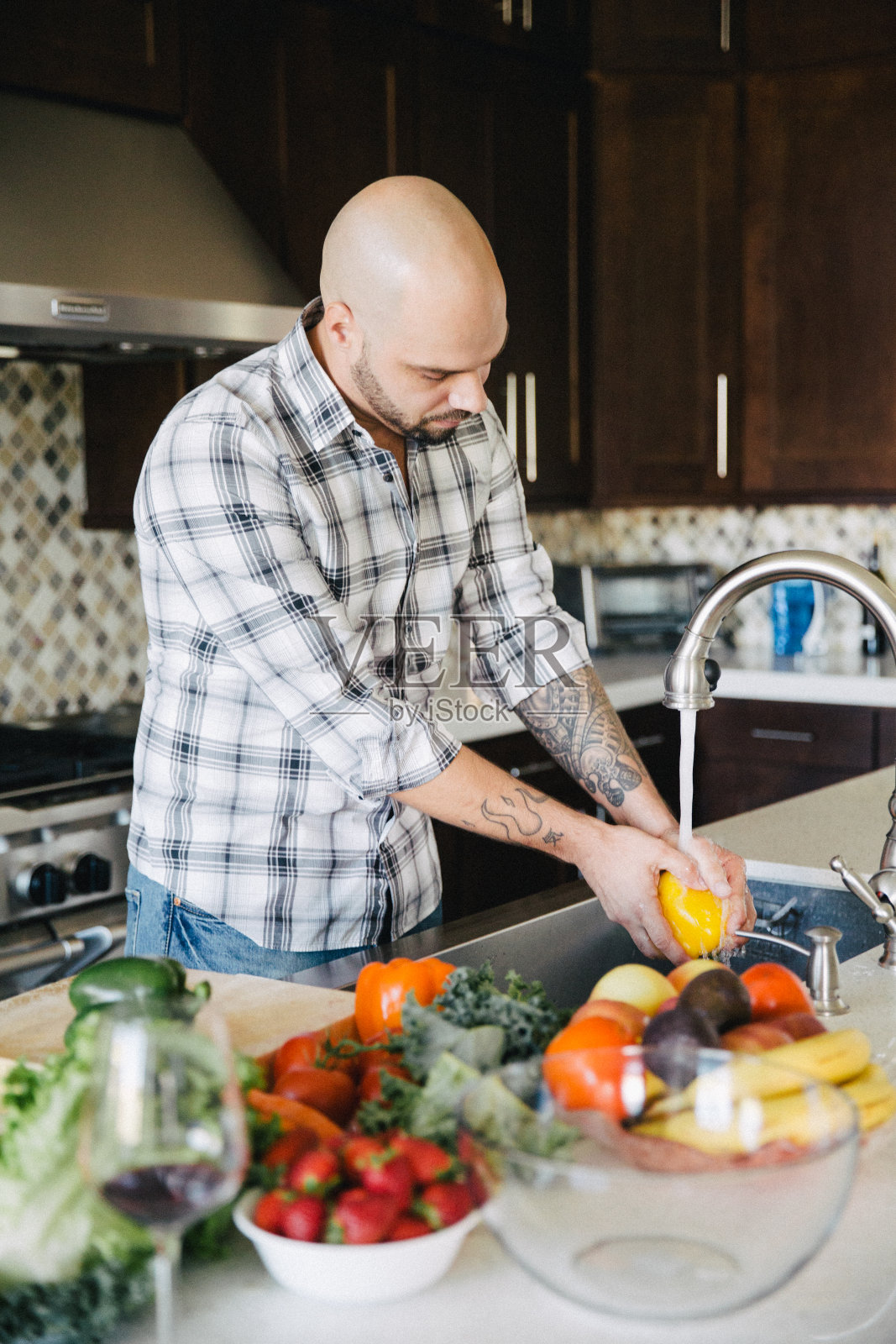男人在厨房做饭照片摄影图片