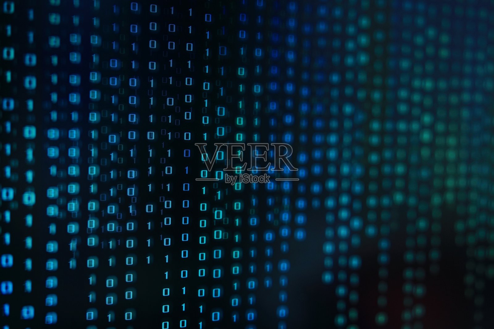 大数据的力量。二进制码信息位在计算机显示器屏幕上显示。蓝色文字1号和0号。模糊散焦蓝色散焦光。技术平面设计的背景概念照片摄影图片