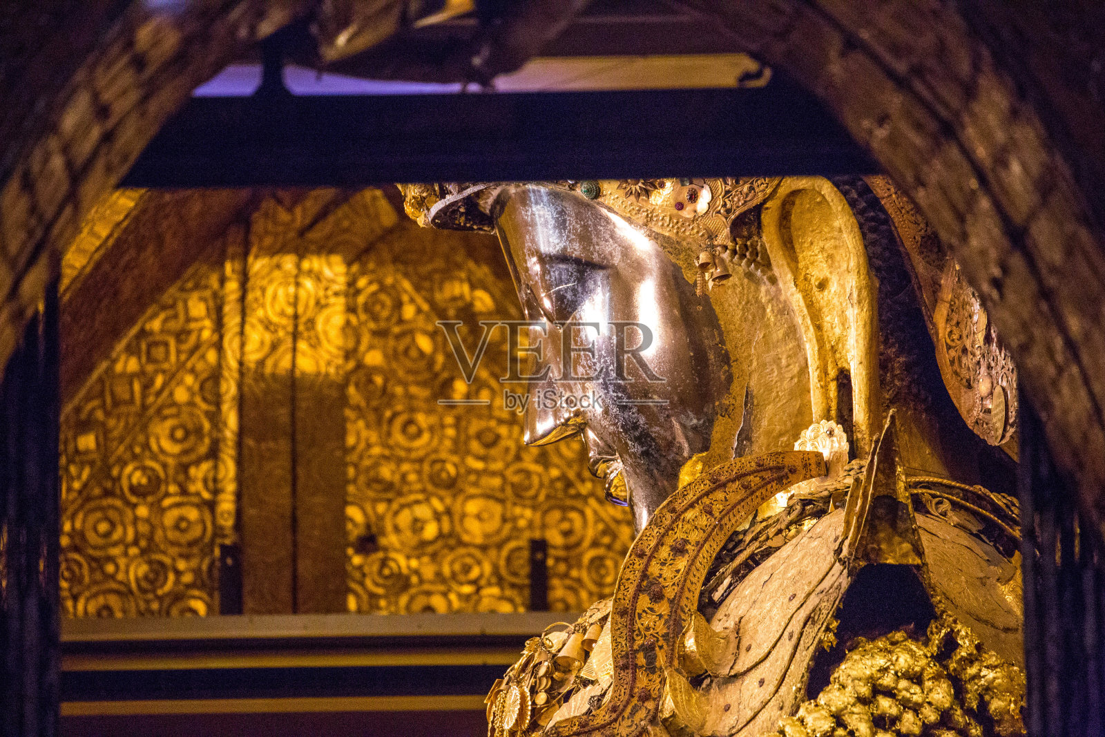 缅甸:曼德勒的马哈穆尼佛寺照片摄影图片