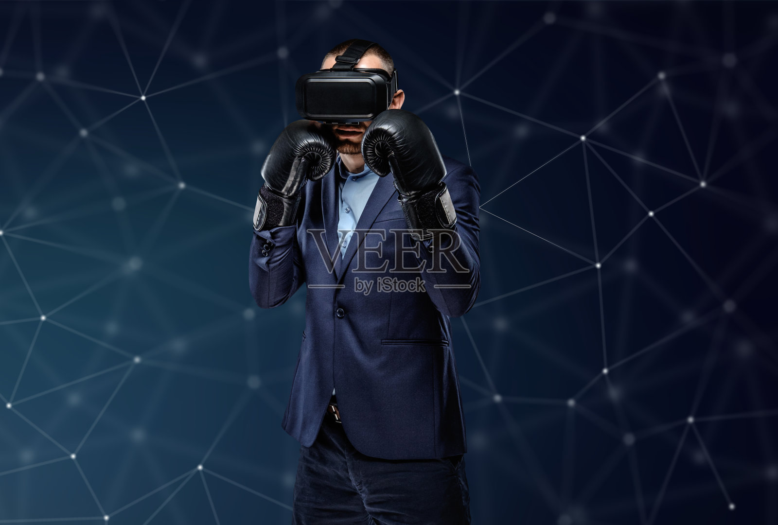 战士穿着西装，头上戴着虚拟现实眼镜照片摄影图片