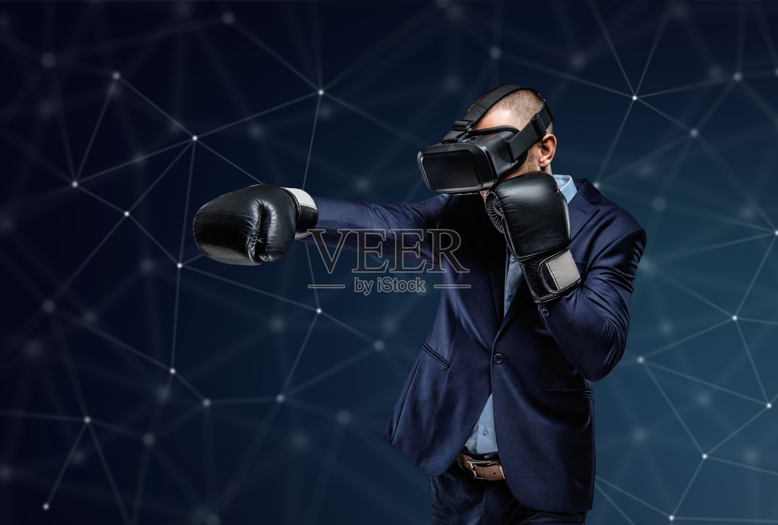 战士穿着西装，头上戴着虚拟现实眼镜照片摄影图片