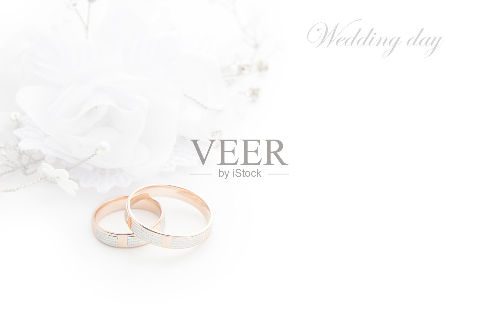 结婚戒指在婚礼卡片上的白色背景照片摄影图片
