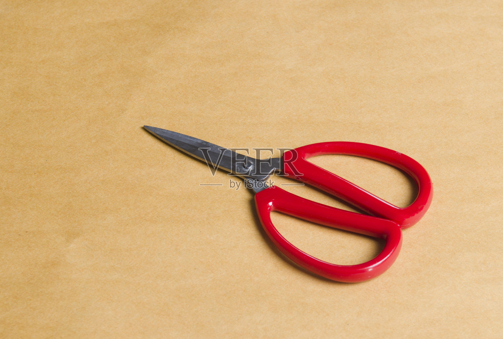棕色背景上的红色剪刀照片摄影图片