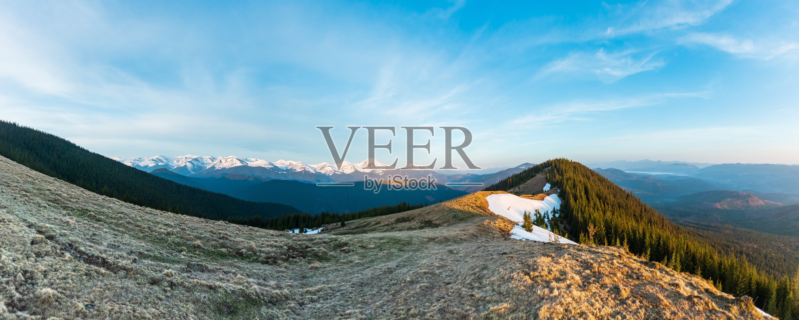 喀尔巴阡山脉的春日日出照片摄影图片