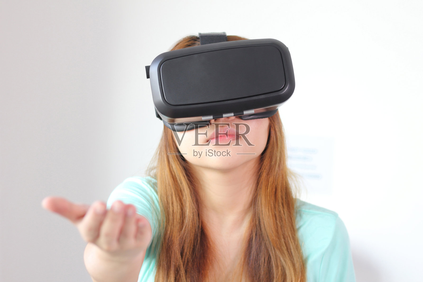 年轻女子在家里戴着虚拟现实眼镜。照片摄影图片