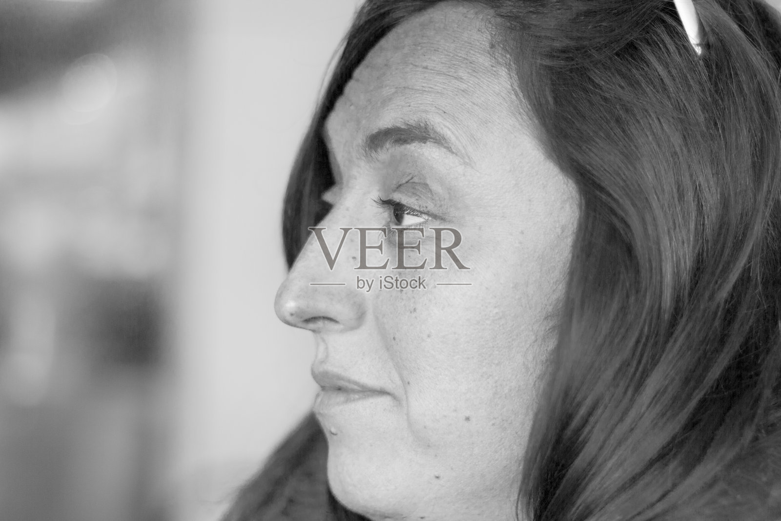 一个女人在寒冷的威尼斯吃着户外晚餐照片摄影图片