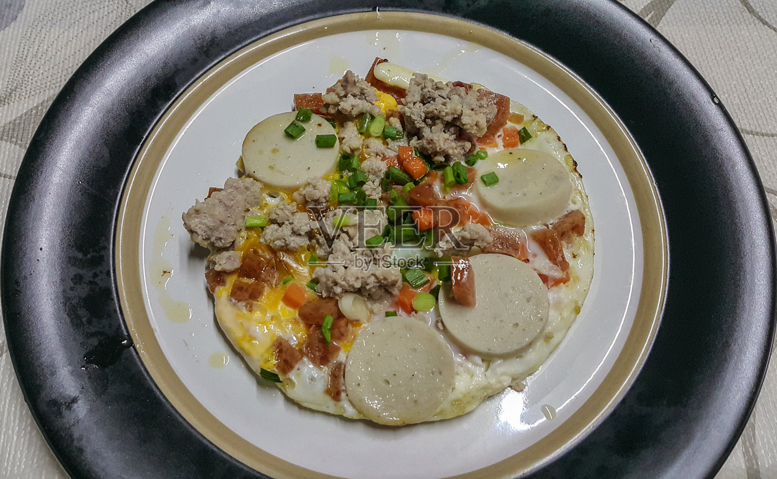 用平底锅煎过的鸡蛋配上配料照片摄影图片