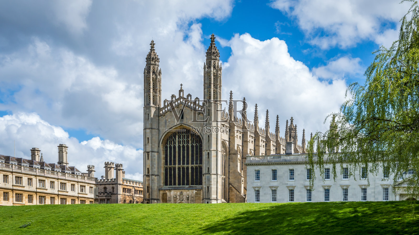 在一个阳光明媚的日子，著名的国王学院教堂坐落在剑河岸边照片摄影图片