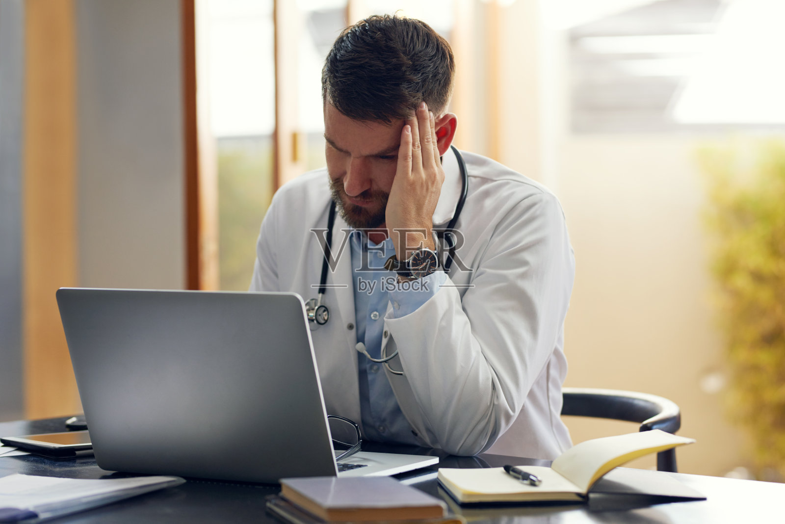 他正在努力寻找问题所在照片摄影图片