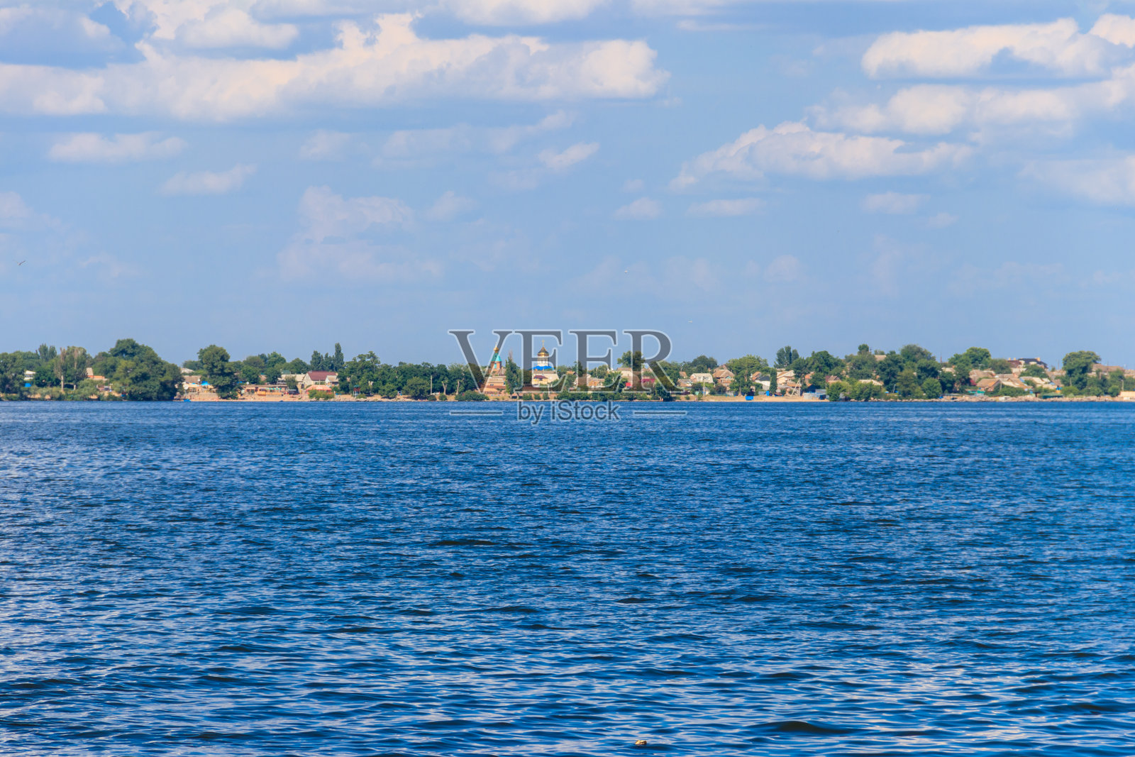 从乌克兰的Kakhovka水库看到的Nikopol镇照片摄影图片