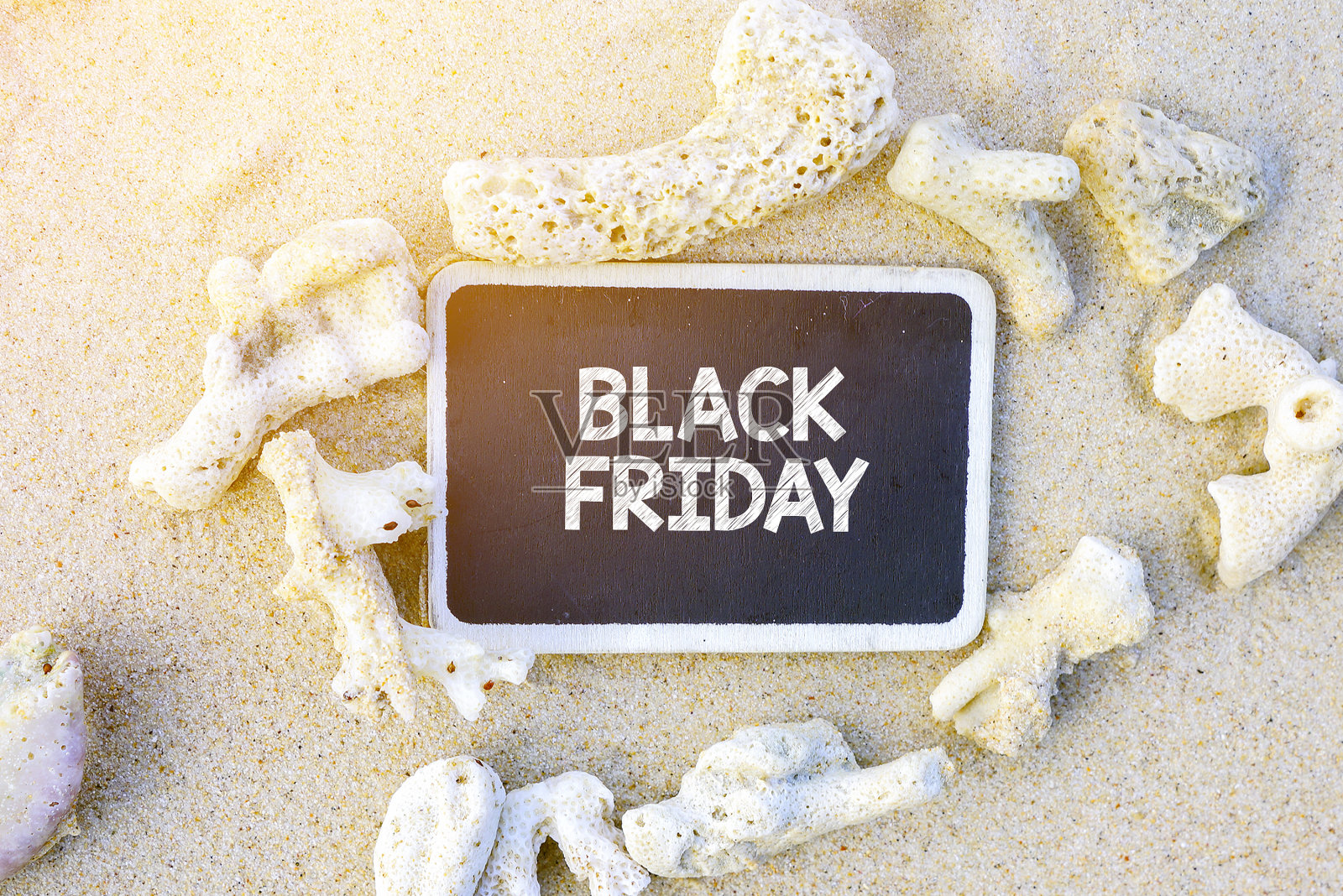 黑色星期五的文字写在黑板上，在海滩上。照片摄影图片