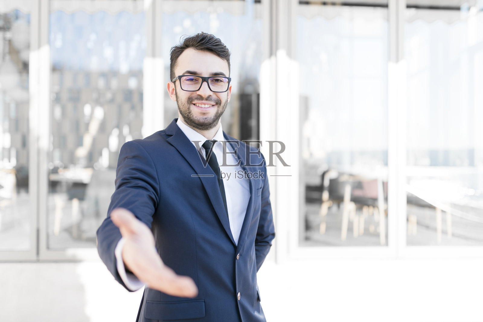 戴眼镜的商人要握手了照片摄影图片