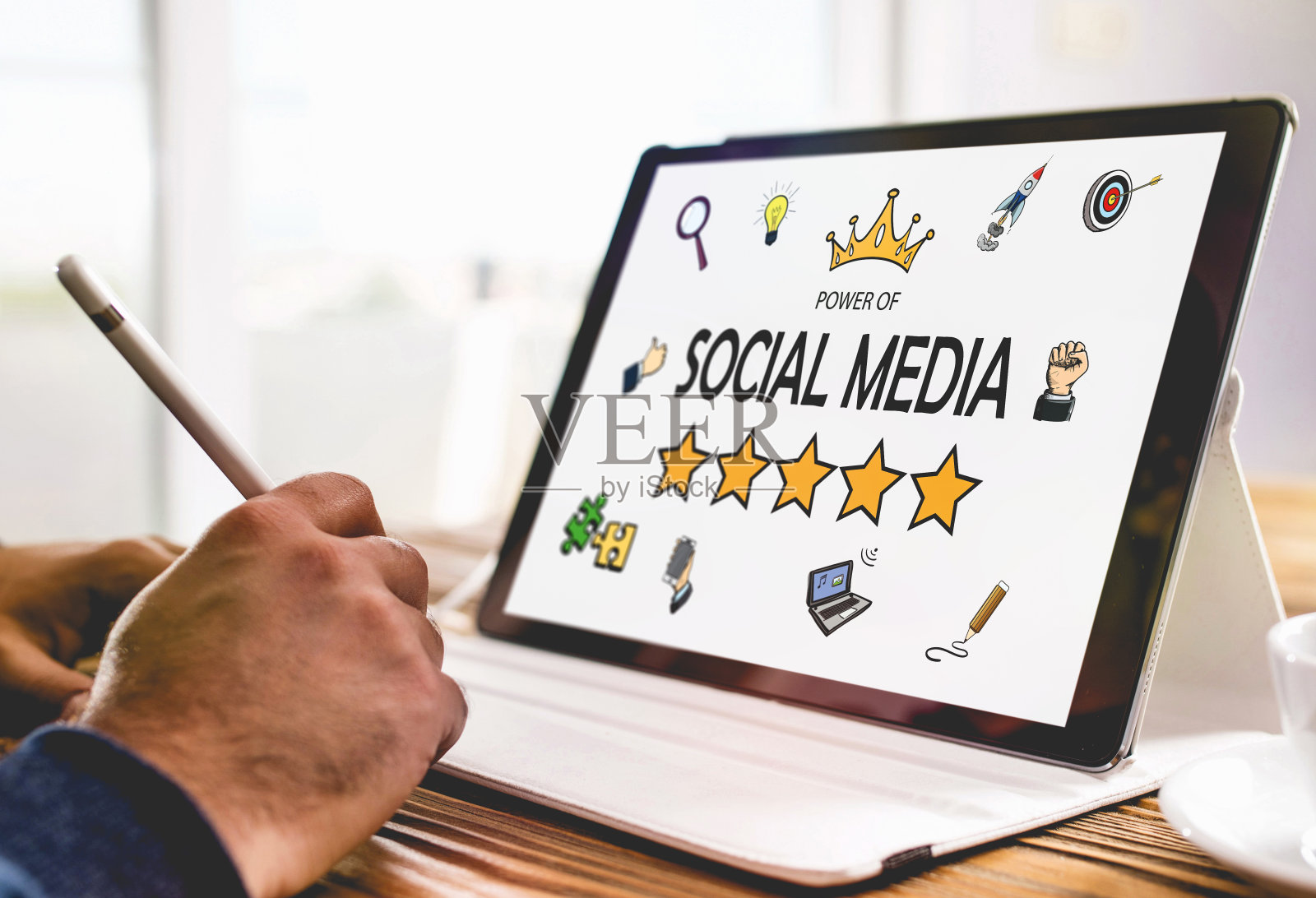 数字平板屏幕上的社交媒体概念照片摄影图片