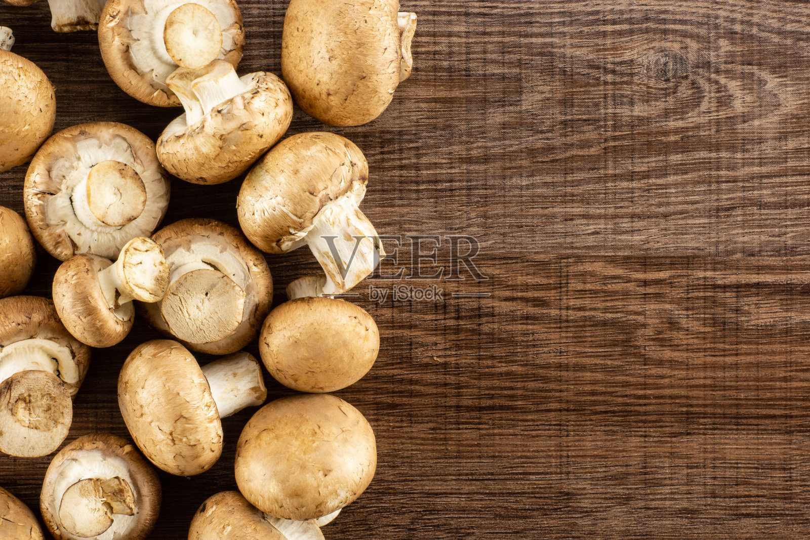 新鲜的生棕色香槟在棕色的木头上照片摄影图片