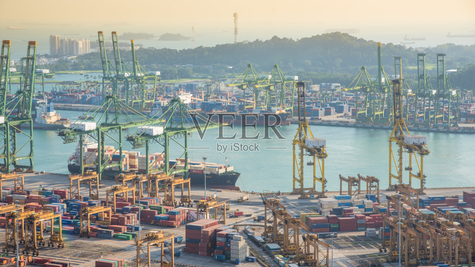 在新加坡船厂工作的集装箱货轮照片摄影图片