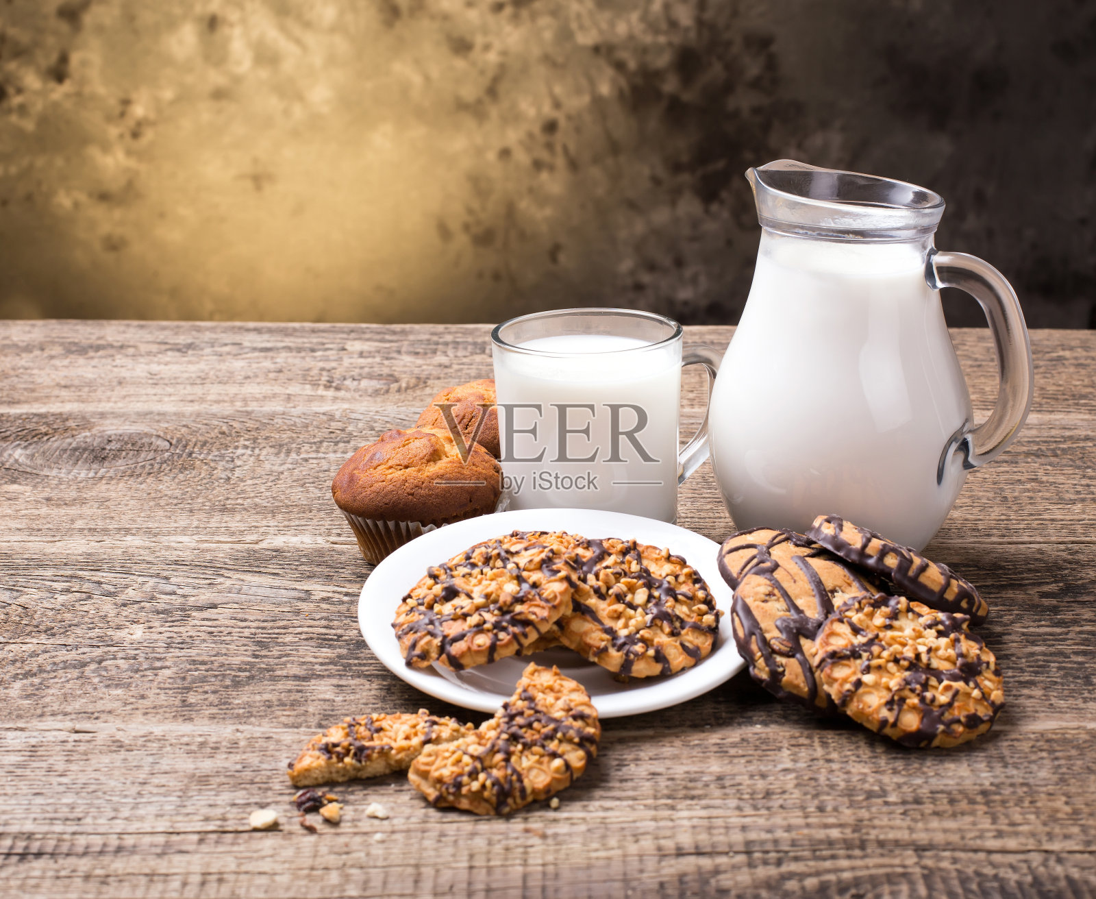 早餐，牛奶和饼干放在木桌上照片摄影图片