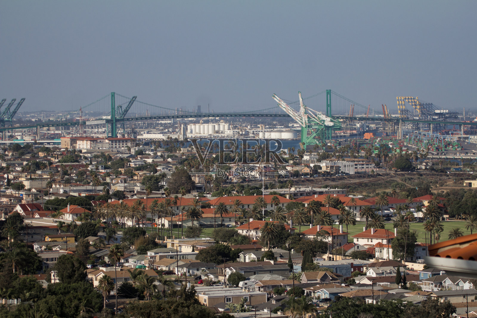 停靠在圣佩德罗长滩港。港口附近的起重机和船只照片摄影图片