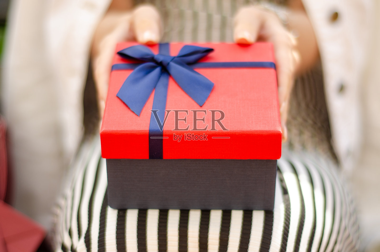 一个女人手里拿着一个礼品盒照片摄影图片