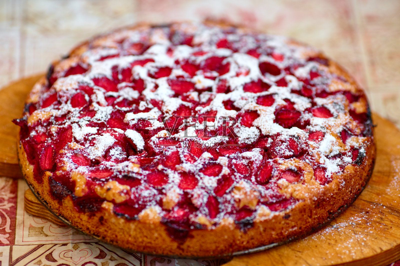 传统的自制草莓馅饼挞蛋糕甜烘焙糕点食品，特写照片摄影图片