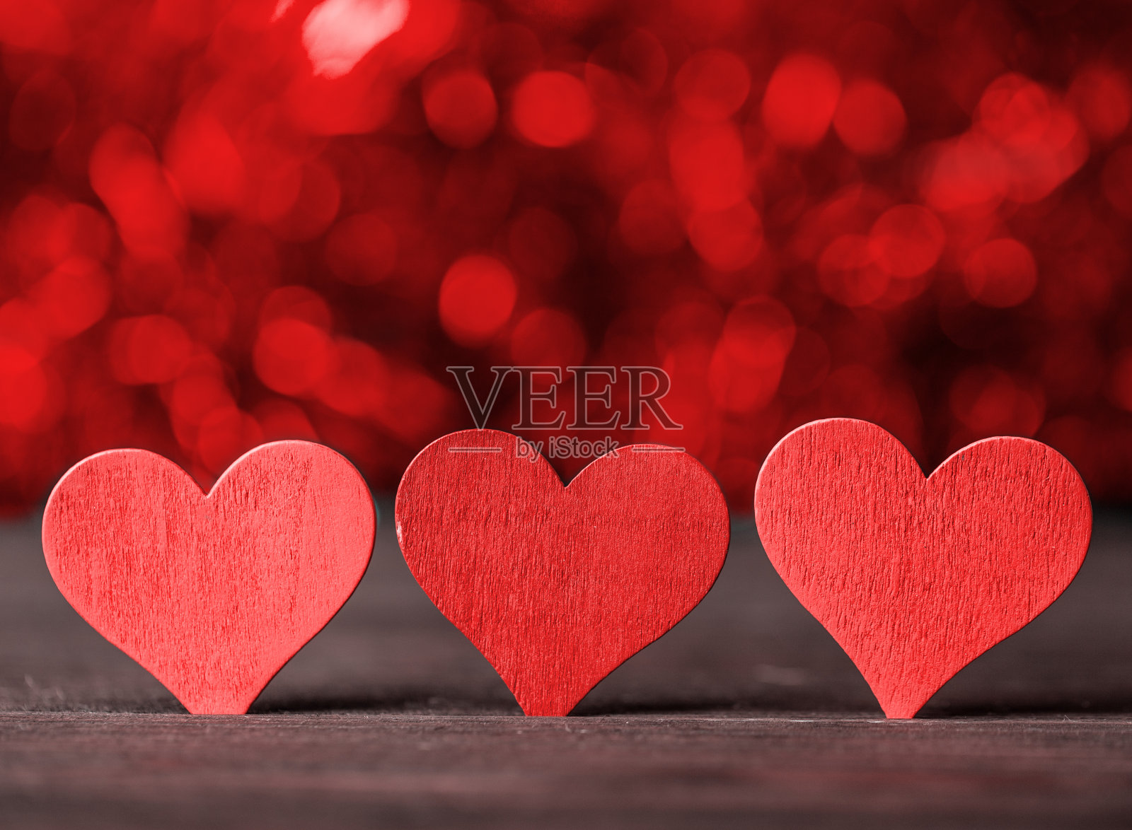 母亲节和情人节的爱情概念。情人节。爱。情人节的明信片。木制背景上的心形情人节快乐。有文字空间的情人节卡片照片摄影图片