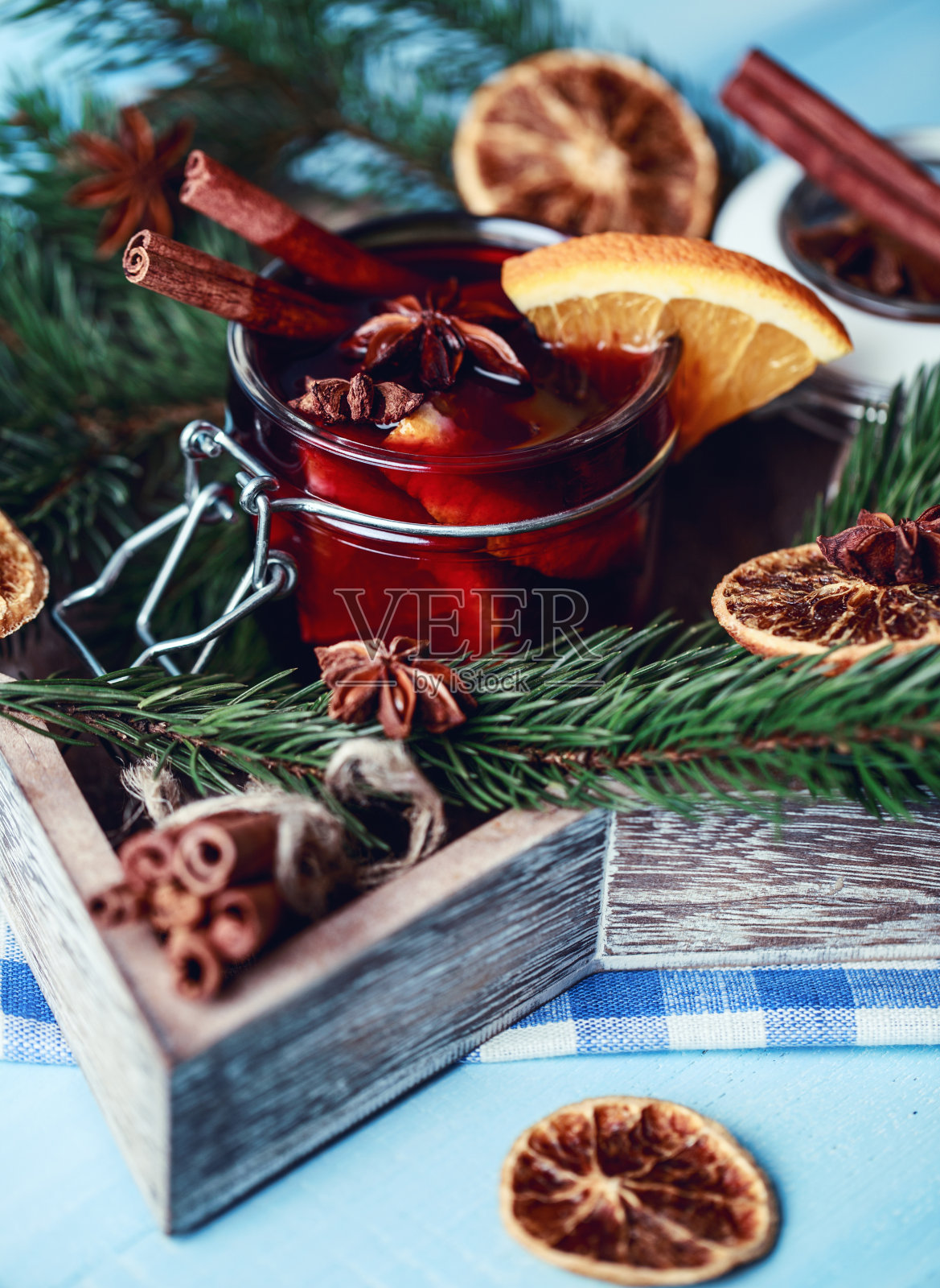 圣诞热葡萄酒加香料和柑橘类水果。加肉桂，茴香和橘子的热葡萄酒。照片摄影图片