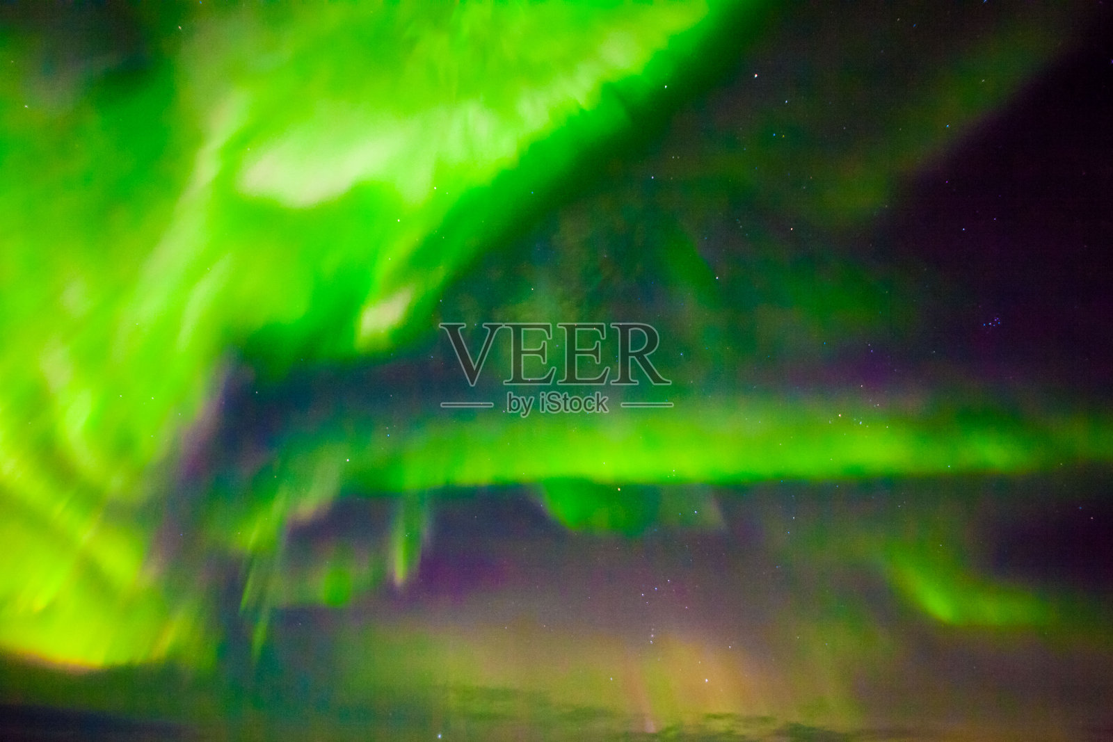 北极光，或者更广为人知的名字是冰岛的北极光，在冬季Snaefellsnesvegur照片摄影图片