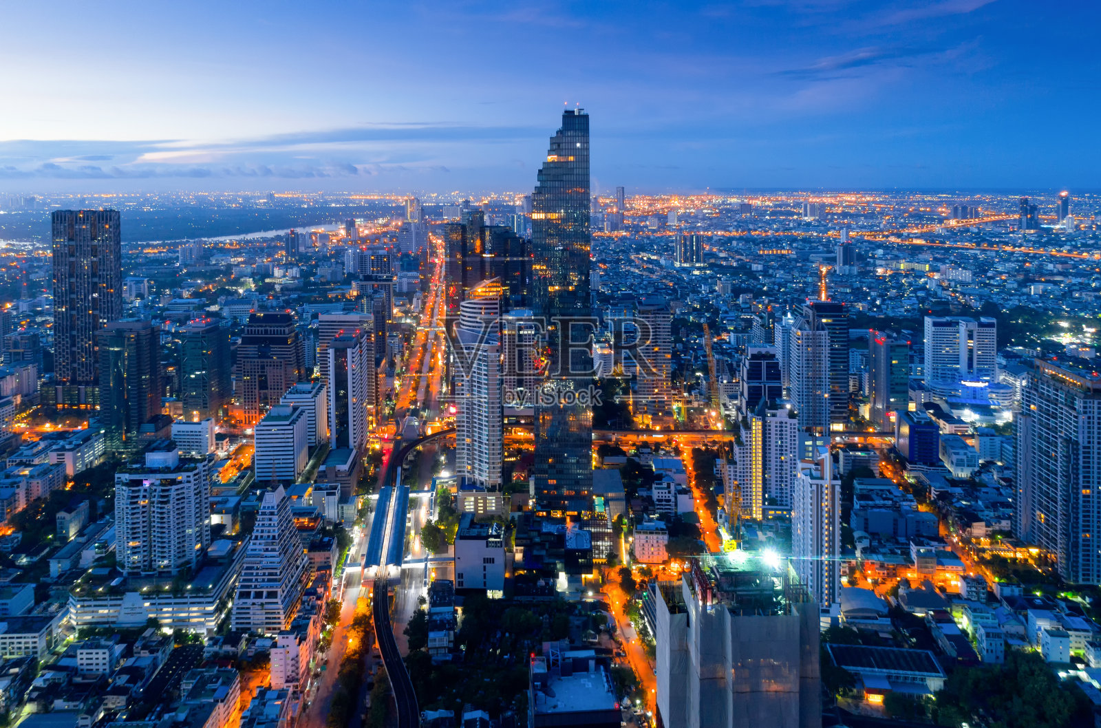 鸟瞰图曼谷现代办公大楼，公寓，居住在曼谷市区，日落风景，曼谷是东南亚人口最多的城市。泰国曼谷照片摄影图片