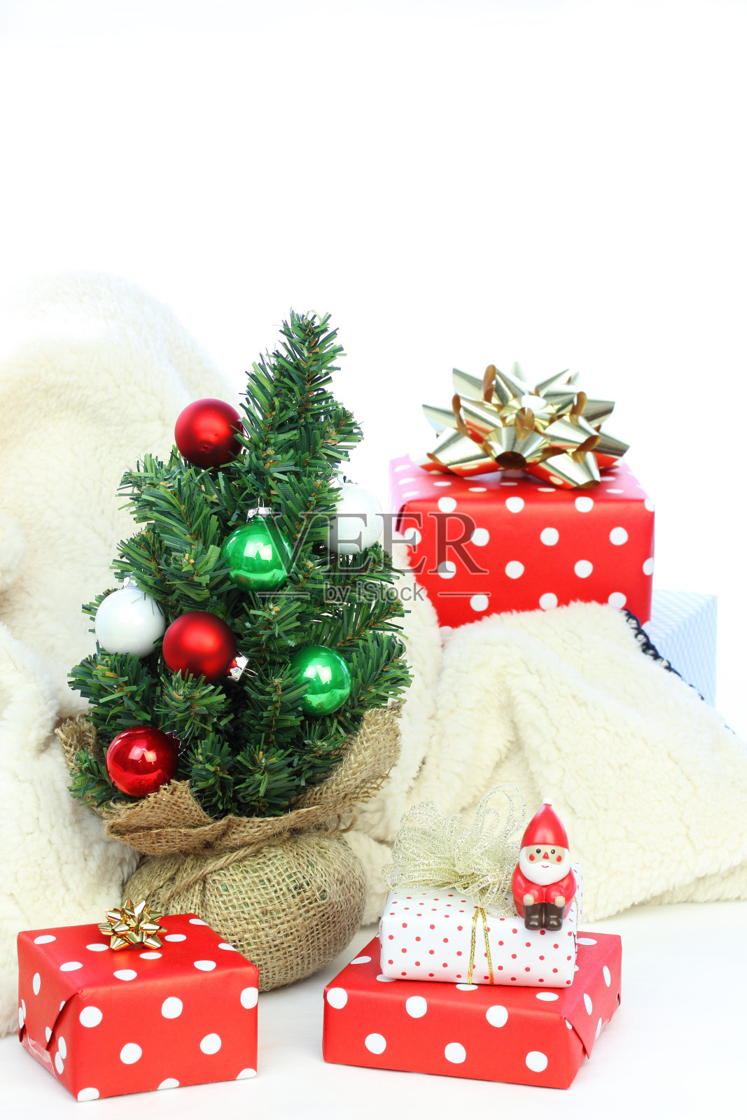 圣诞老人和圣诞树，还有圣诞礼物照片摄影图片