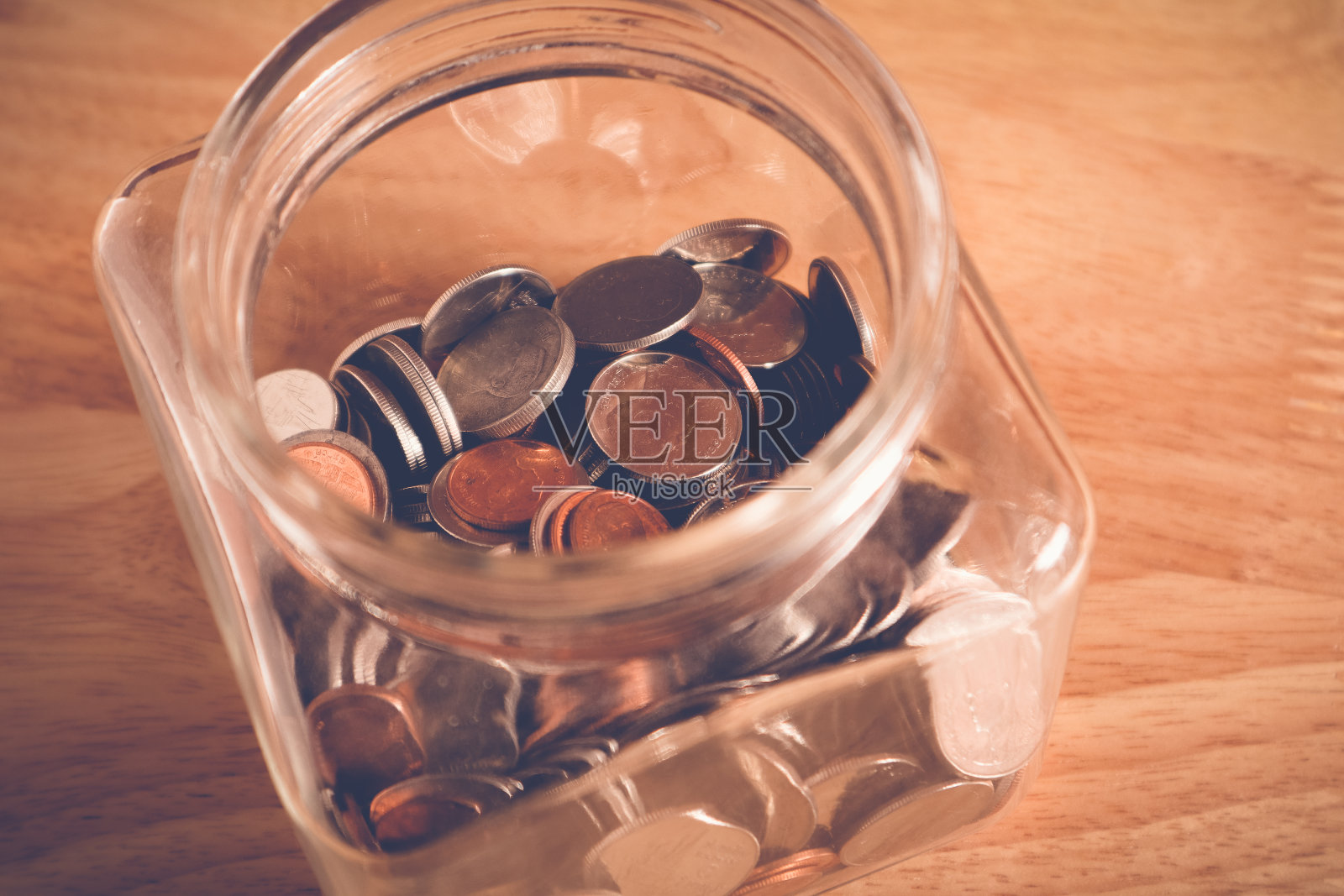 省钱为投资理念，钱在玻璃上带有过滤效果复古复古的风格照片摄影图片