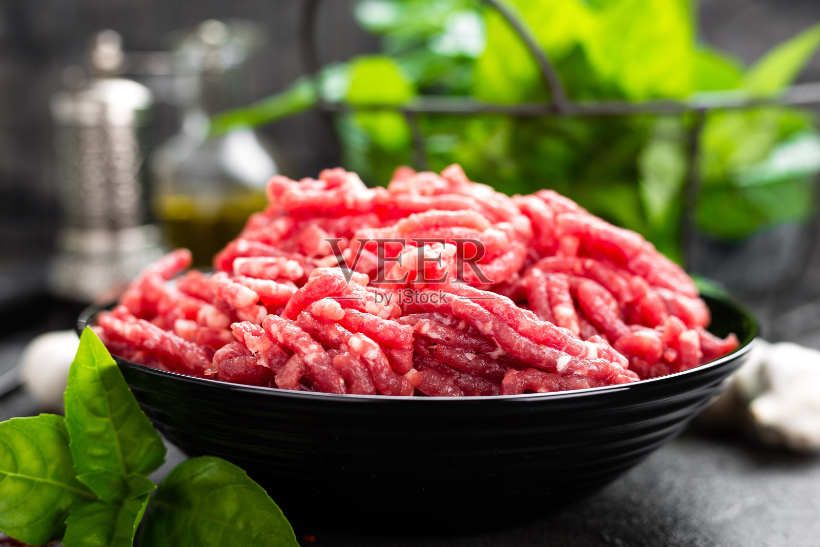 生的碎牛肉。新鲜肉馅照片摄影图片