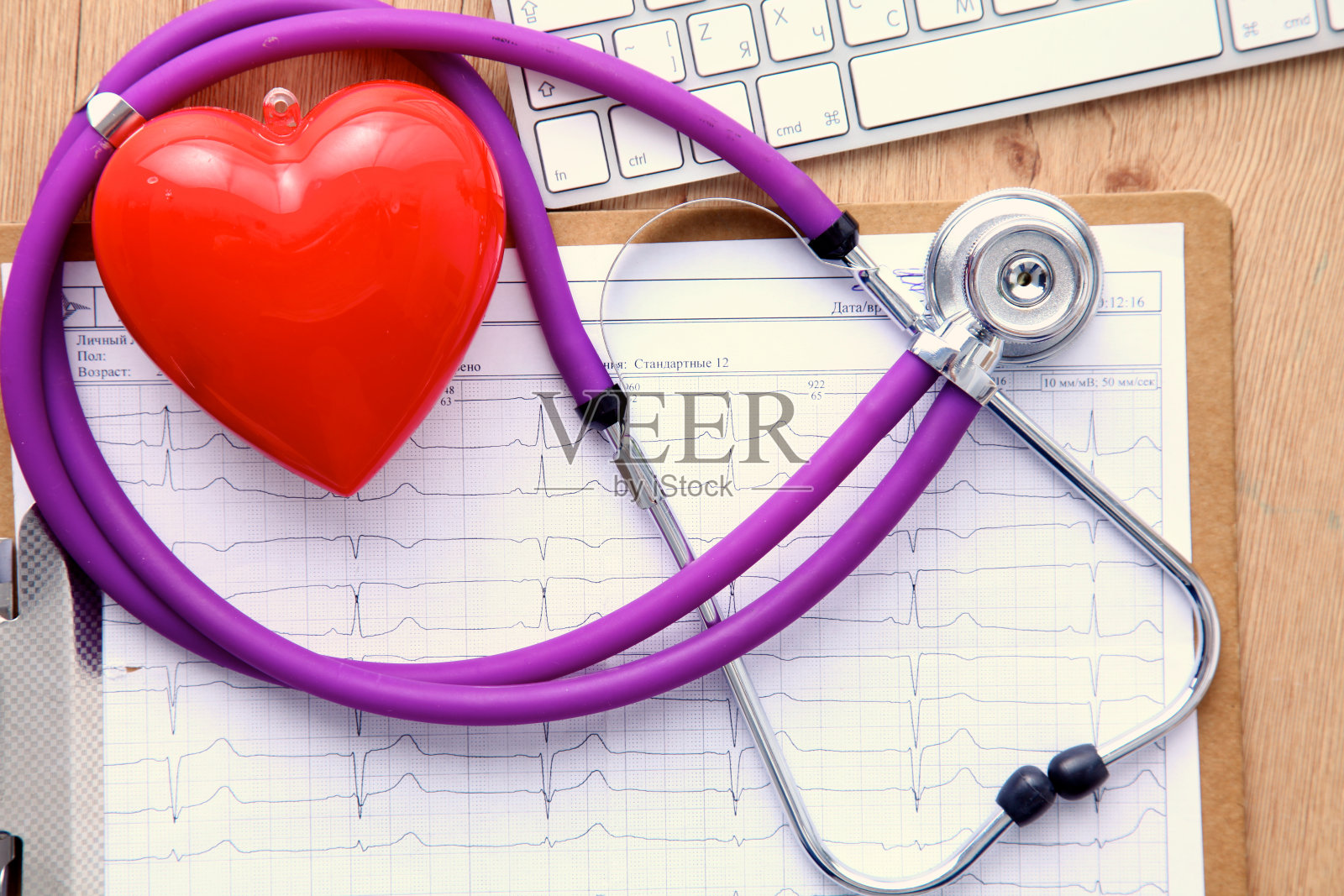 笔记本电脑键盘上的听诊器。概念3 d图片照片摄影图片