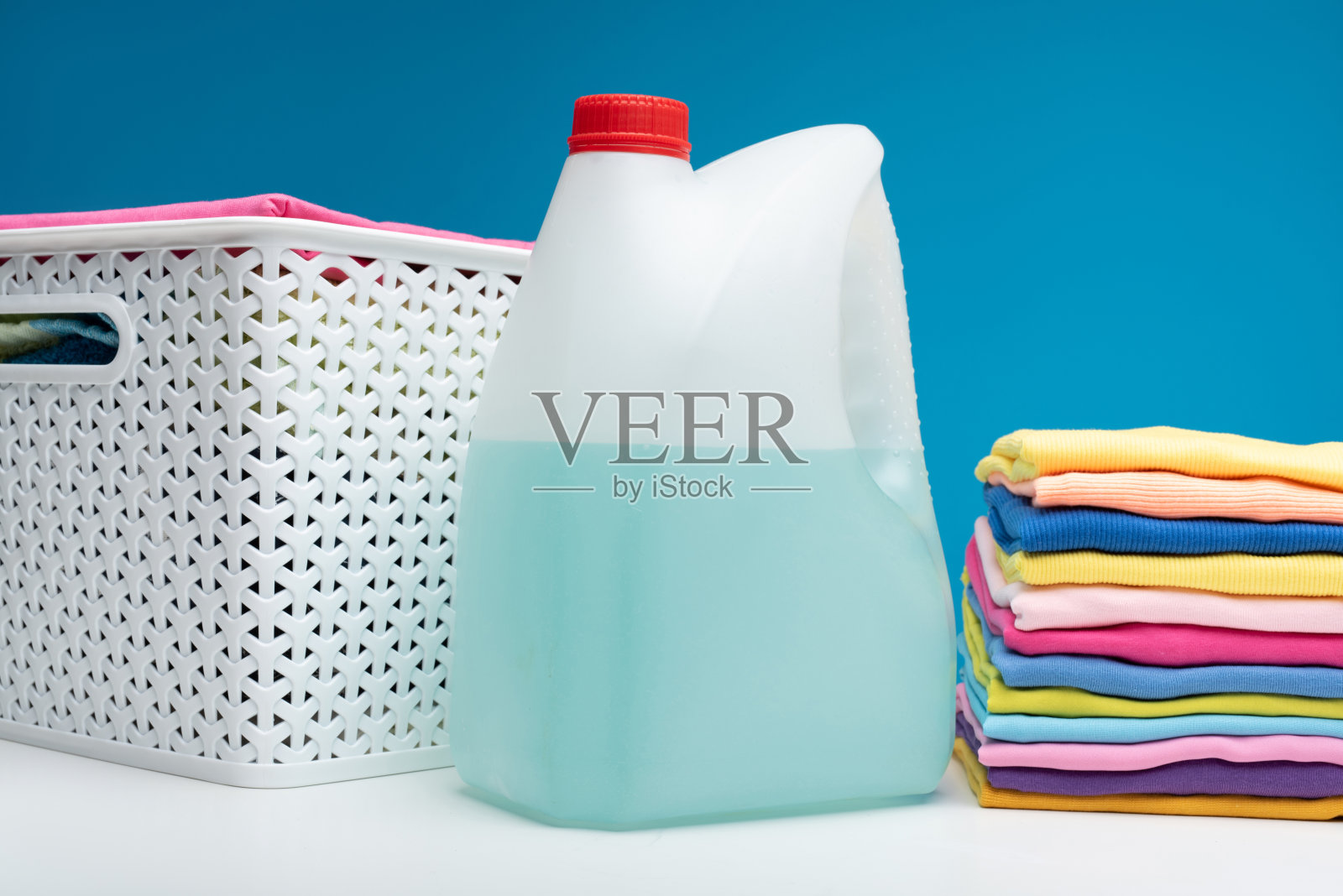 一罐洗涤剂和干净的衣服放在一起照片摄影图片