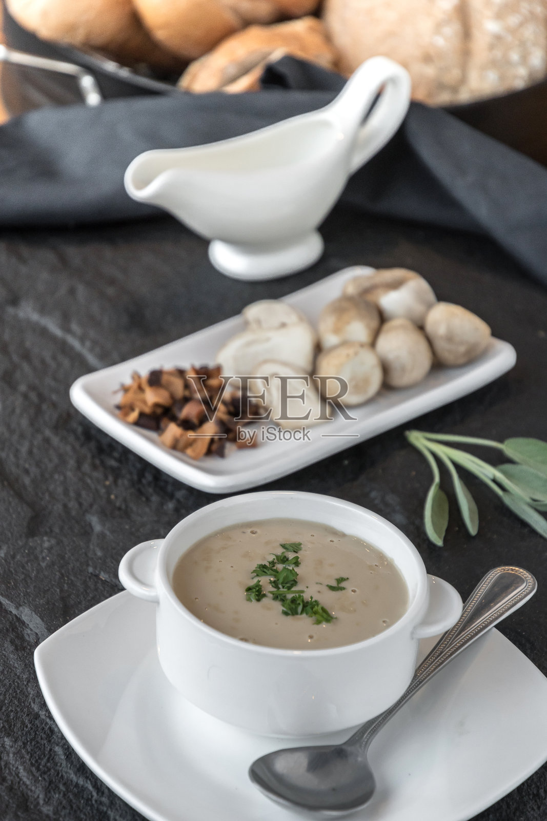 美味的野蘑菇浓汤，一碗美味的自制奶油蘑菇汤。照片摄影图片