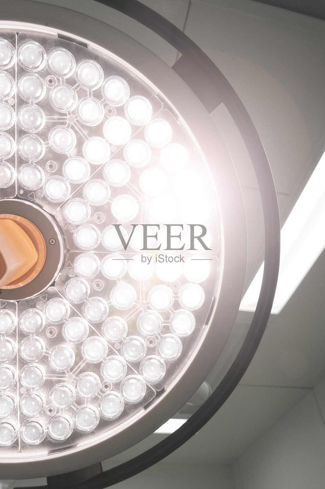 手术室里的手术灯照片摄影图片