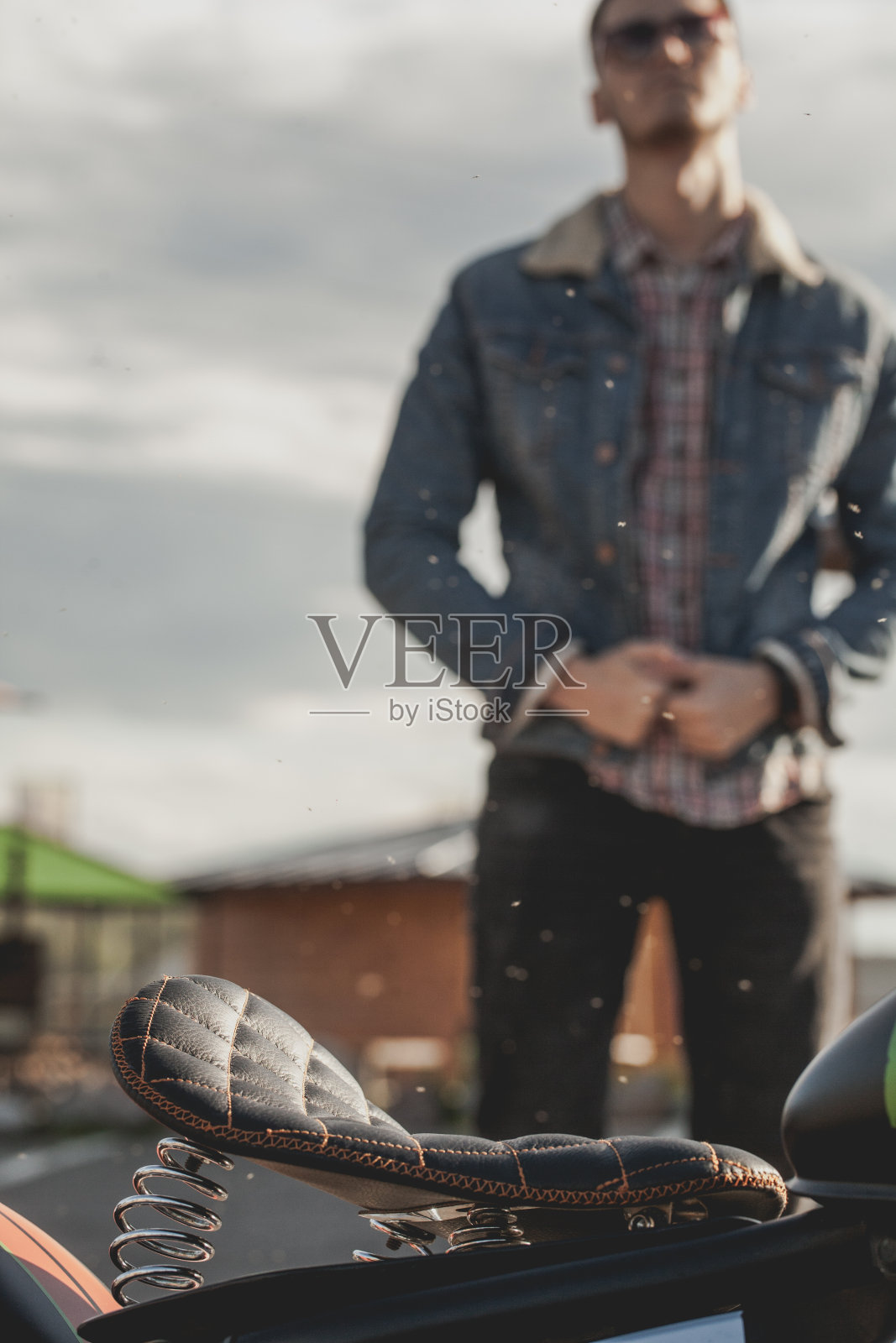 一个骑摩托车的年轻人照片摄影图片