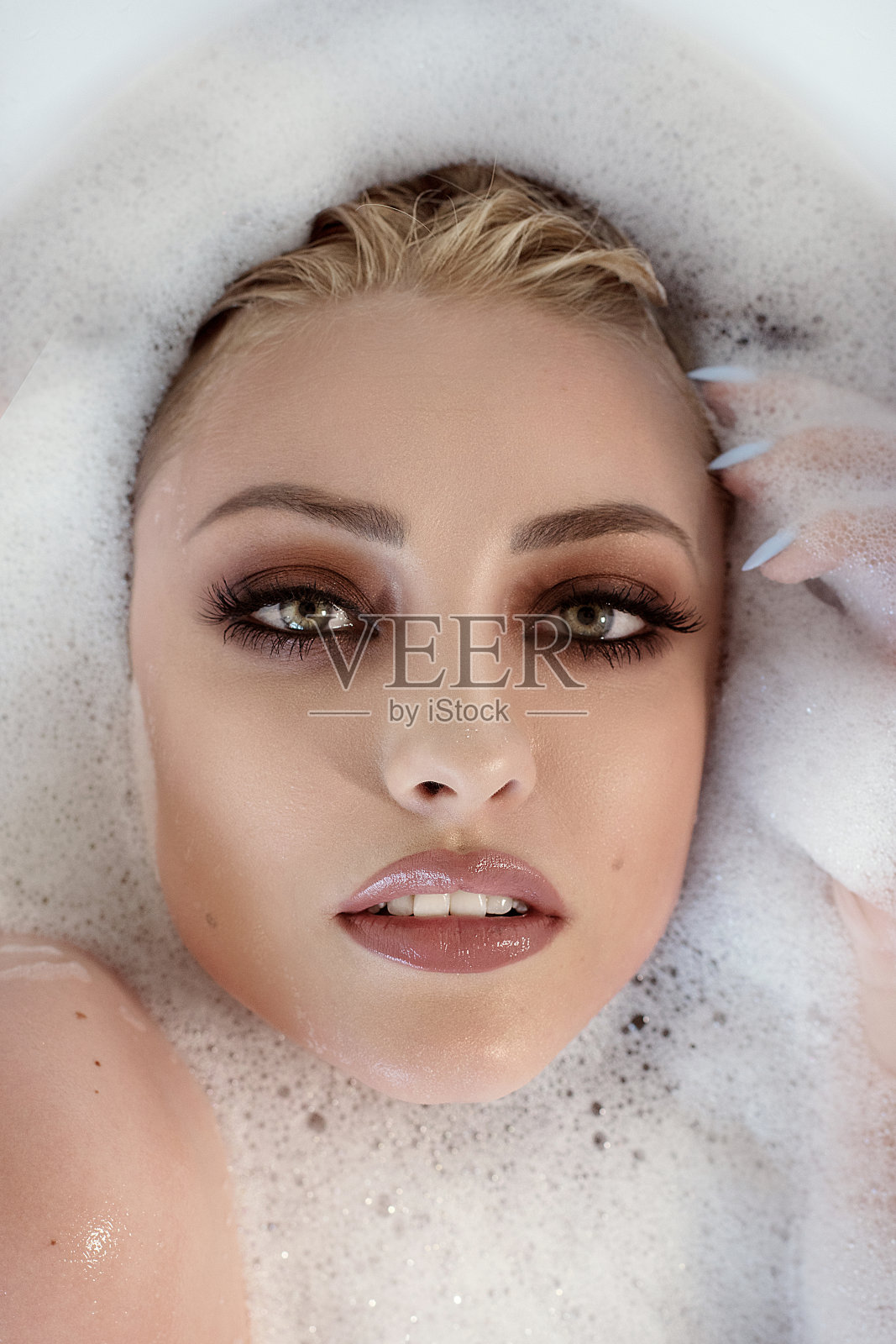 美女肖像的女人在洗澡。照片摄影图片