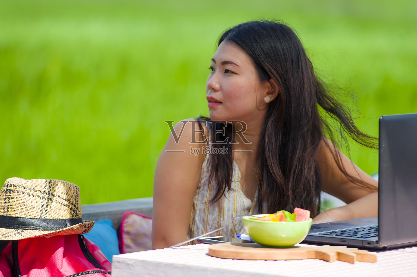 在热带咖啡馆用笔记本电脑工作的快乐亚洲数字游民照片摄影图片