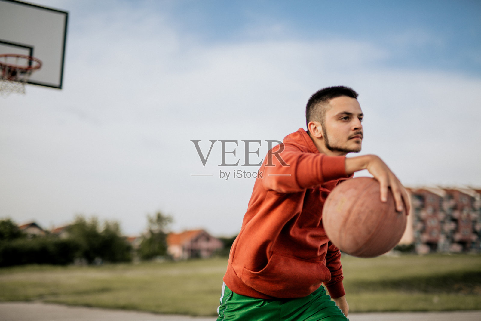 一个年轻人在他最喜欢的球场上打篮球照片摄影图片