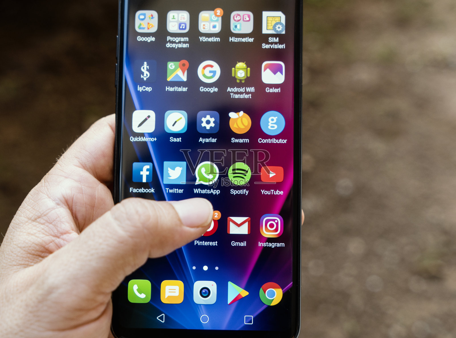 手中的黑色LG V30 Plus智能手机照片摄影图片