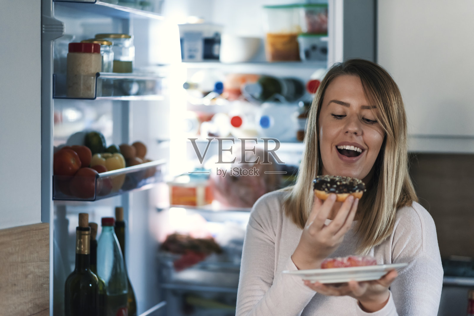 我们都应该享受一个放纵之夜照片摄影图片