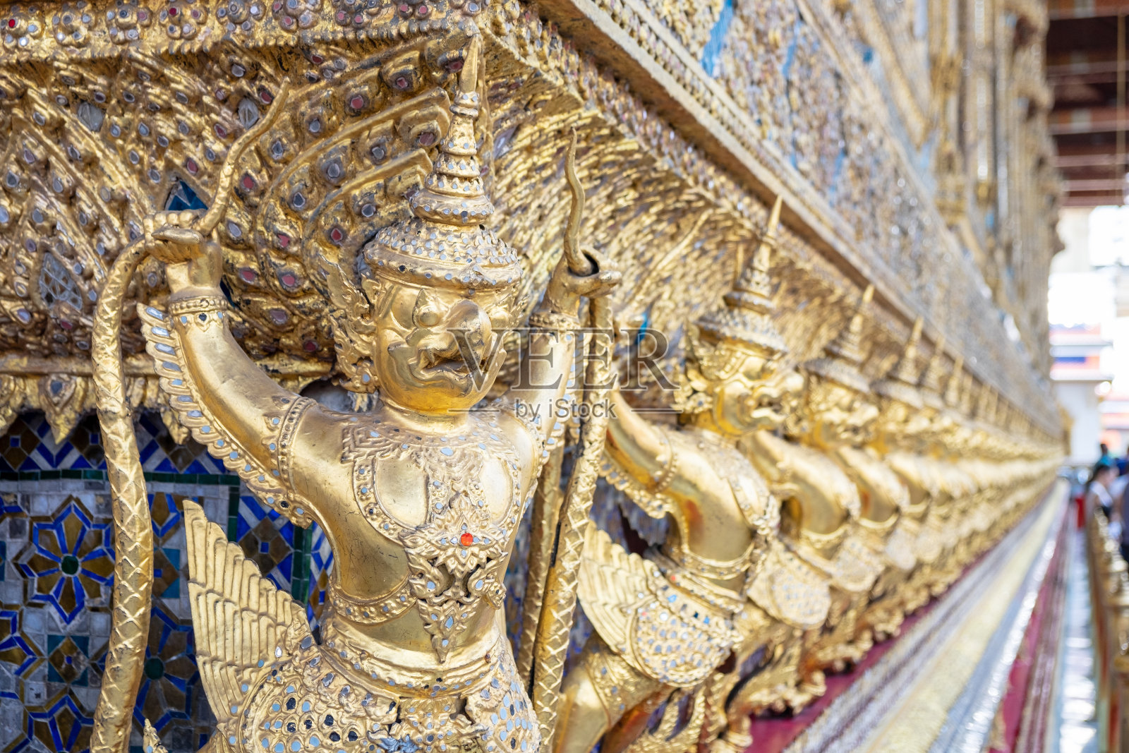 这尊佛像是揭路荼的金漆装饰在佛教寺庙中照片摄影图片