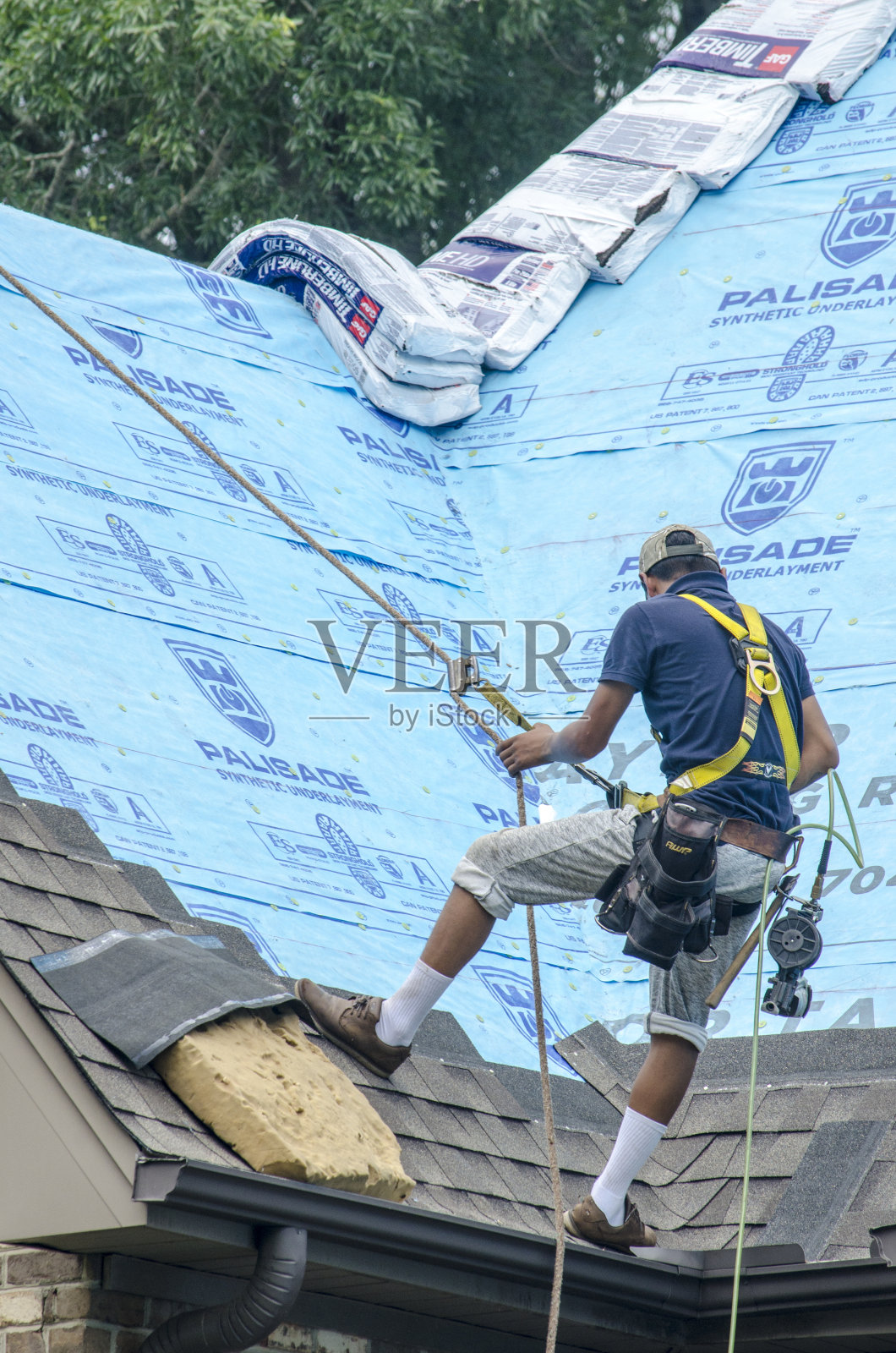 屋顶承包商在冰雹风暴后更换损坏的屋顶照片摄影图片
