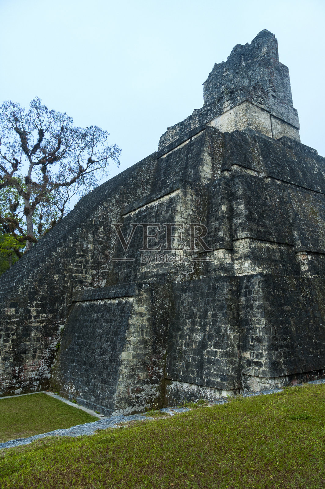 面具庙，也被称为月亮庙或第二庙，建于公元700年的玛雅文明。它位于玛雅古典晚期最大的城市蒂卡尔，位于危地马拉Petén地区。照片摄影图片