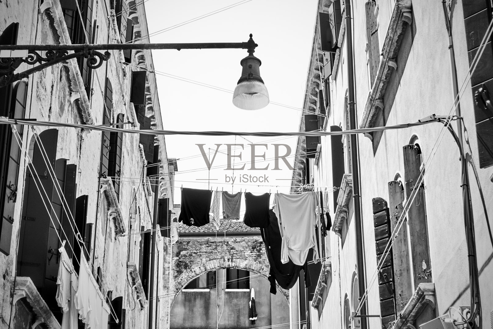 威尼斯街道上晾晒的衣服照片摄影图片