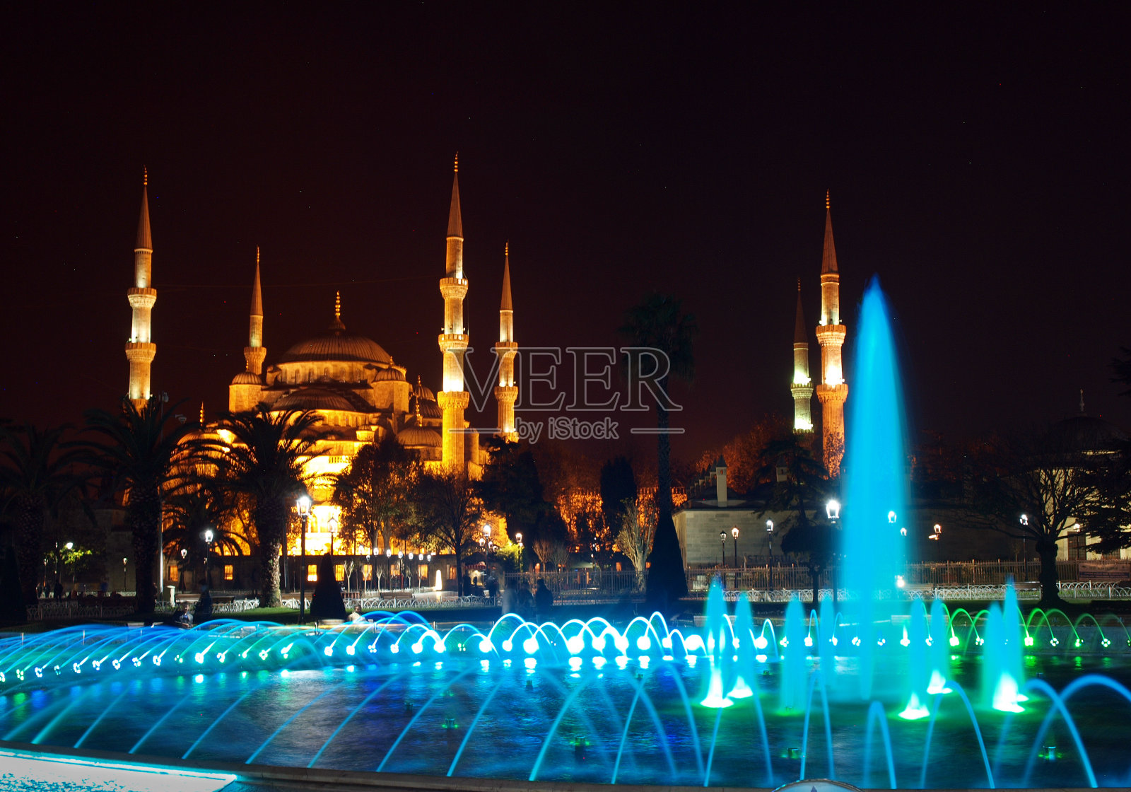 蓝色清真寺晚上与喷泉在前面照片摄影图片