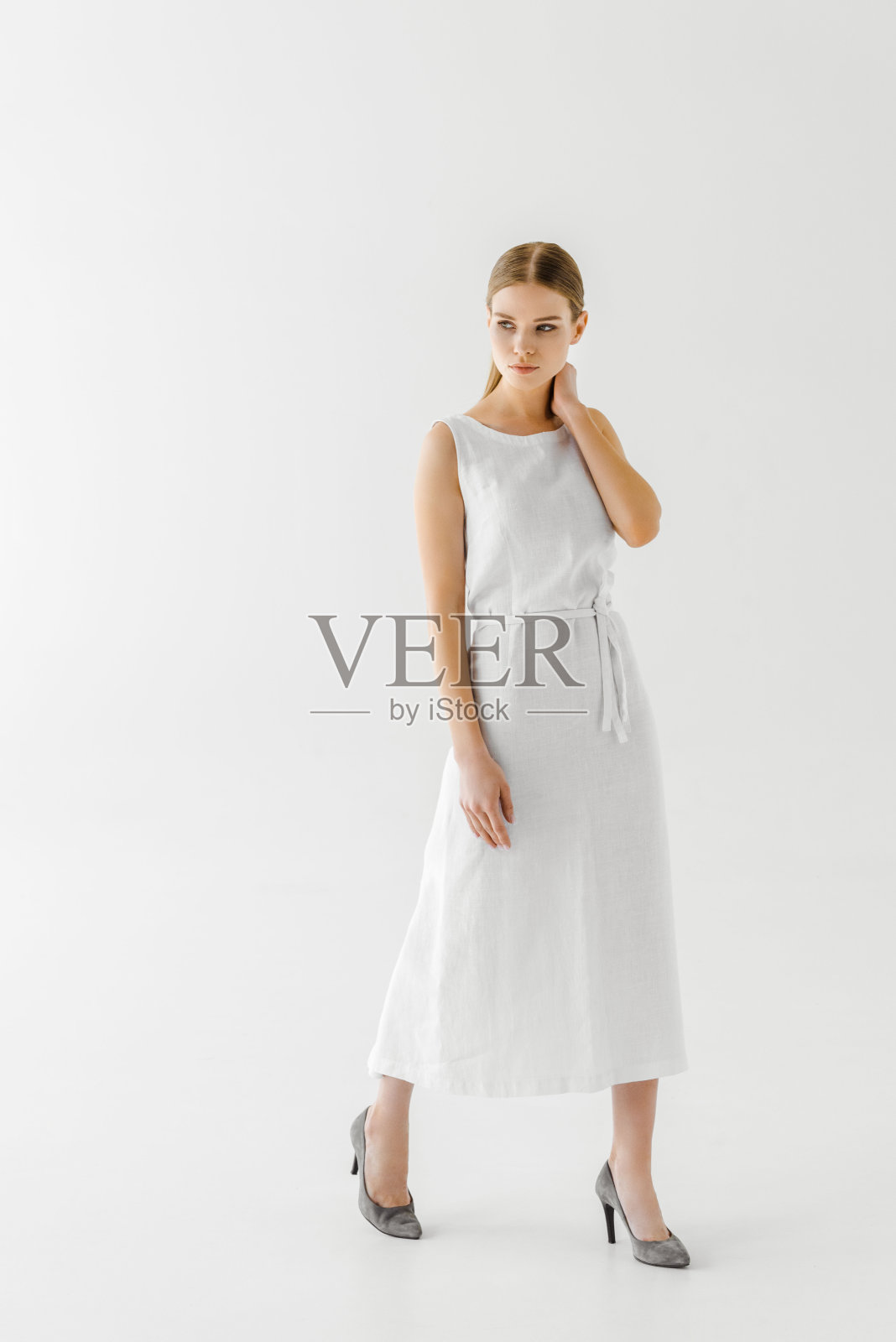 美丽的女人在亚麻白色连衣裙与手在脖子孤立的灰色背景照片摄影图片